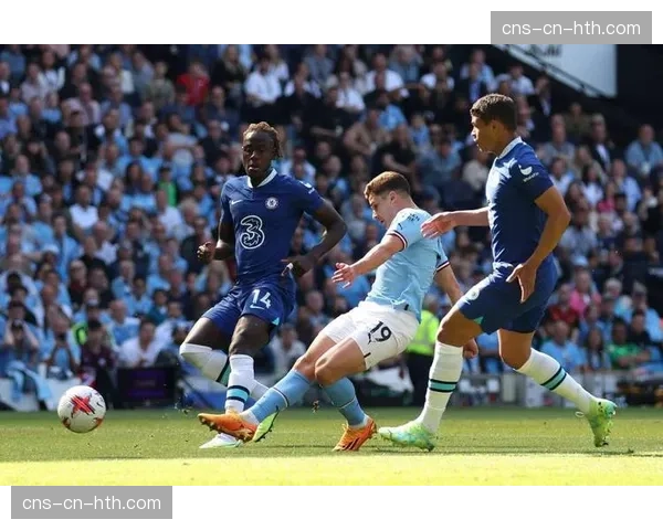 替补奇兵！19岁小将福法纳打进一线队处子球后，与父亲在看台相拥而泣